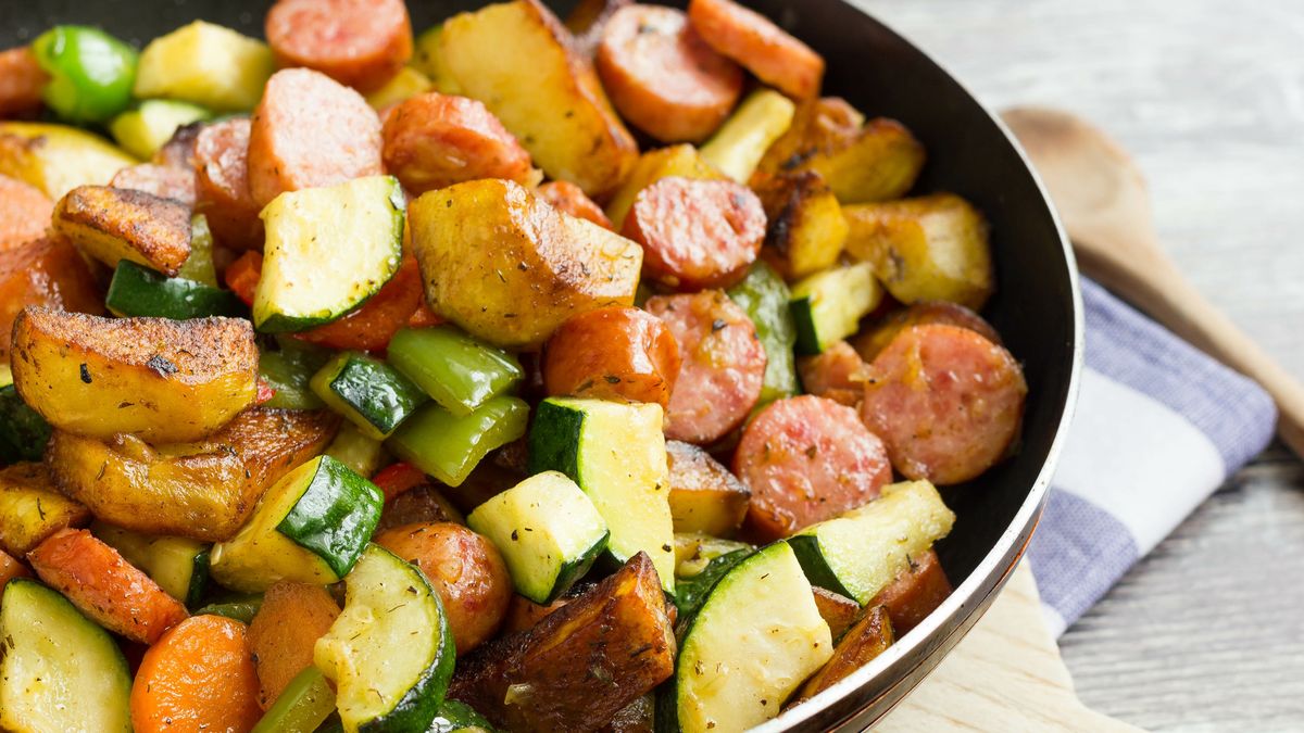 Kiełbasa z warzywami na obiad