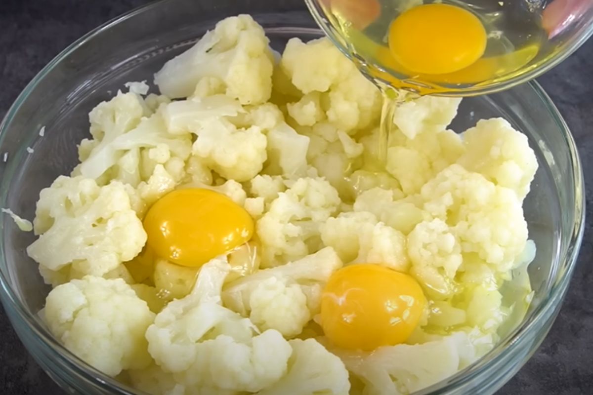 Łączę kalafiora z jajkiem i w kilka chwil mam pyszny obiad dla całej rodziny (fot. screen Youtube / Essen Kochen)
