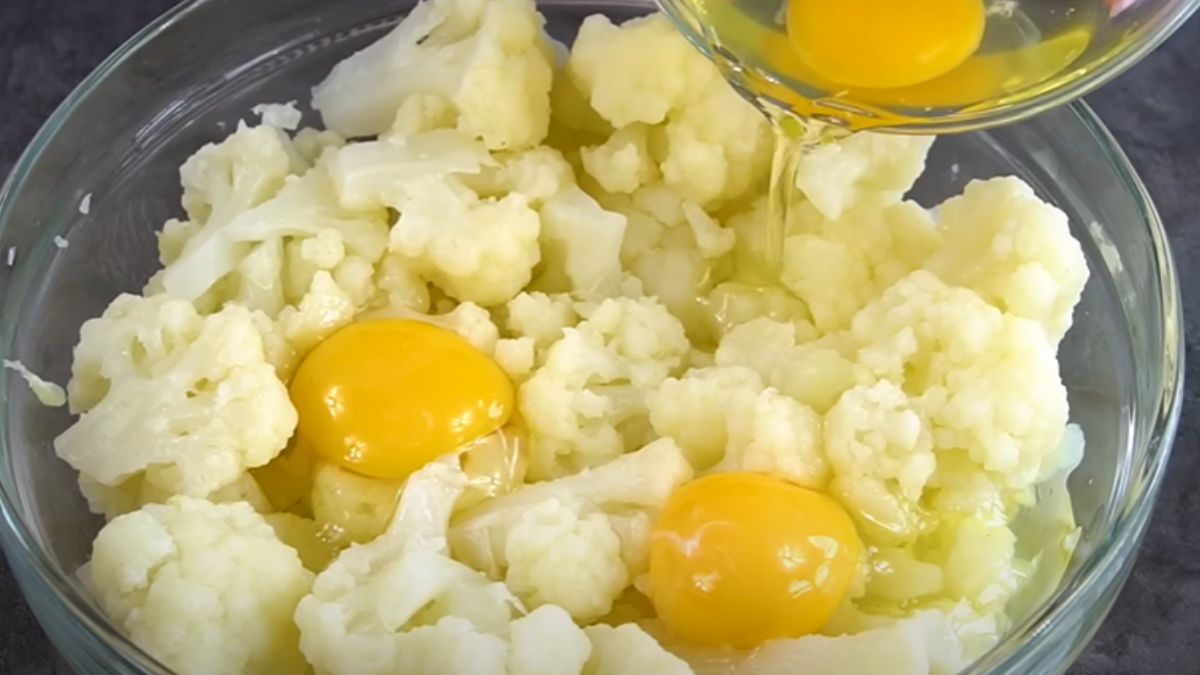 Łączę kalafiora z jajkiem i w kilka chwil mam pyszny obiad dla całej rodziny (fot. screen Youtube / Essen Kochen)