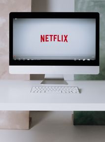 Netflix – premiery i nowości w lutym 2021. Kiedy i na co warto czekać?