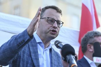 Romanowski od 2024 roku jest za granicą. W 2025 jego biuro rozliczyło 281,4 tys. zł