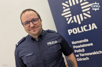 Niepełnosprawny 8-latek wskoczył do basenu. Błyskawiczna reakcja policjanta
