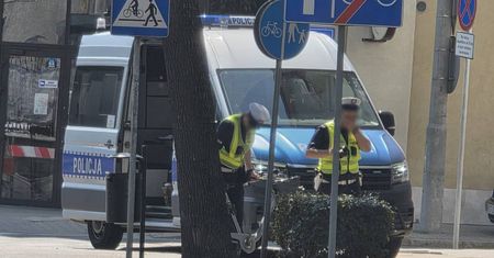 Przejeżdżając przez przejazd dla rowerów, uderzyła w tył hyundaia. Kobieta trafiła do szpitala | ZDJĘCIA