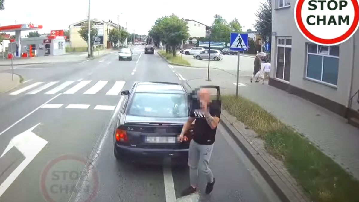 Agresywne zachowanie pasażera audi