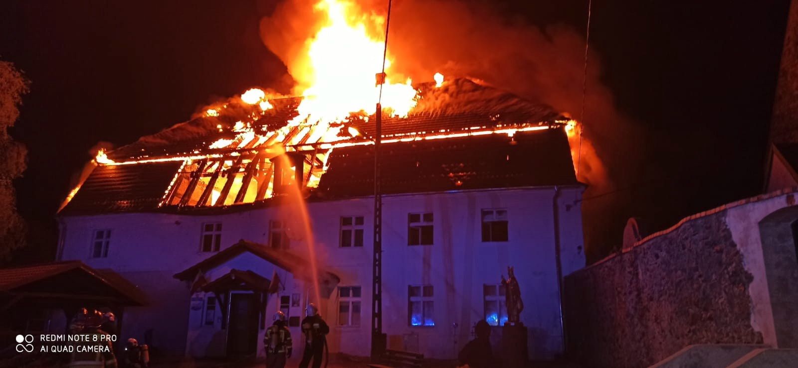 Jakubów, 04.05.2021. Gaszenie pożaru, który wybuchł w nocy z 3 na 4 bm. w zabytkowym budynku plebanii w Jakubowie w powiecie polkowickim na Dolnym Śląsku. Ogień całkowicie strawił dach budynku. Proboszcz sam opuścił zabudowanie, trafił do szpitala na obserwację. (aldg) PAP/KP PSP Polkowice 
***Zdjęcie do depeszy PAP pt. Dolnośląskie/ Pożary budynku plebanii w Jakubowie***
HANDOUT EDITORIAL USE ONLY NO SALES