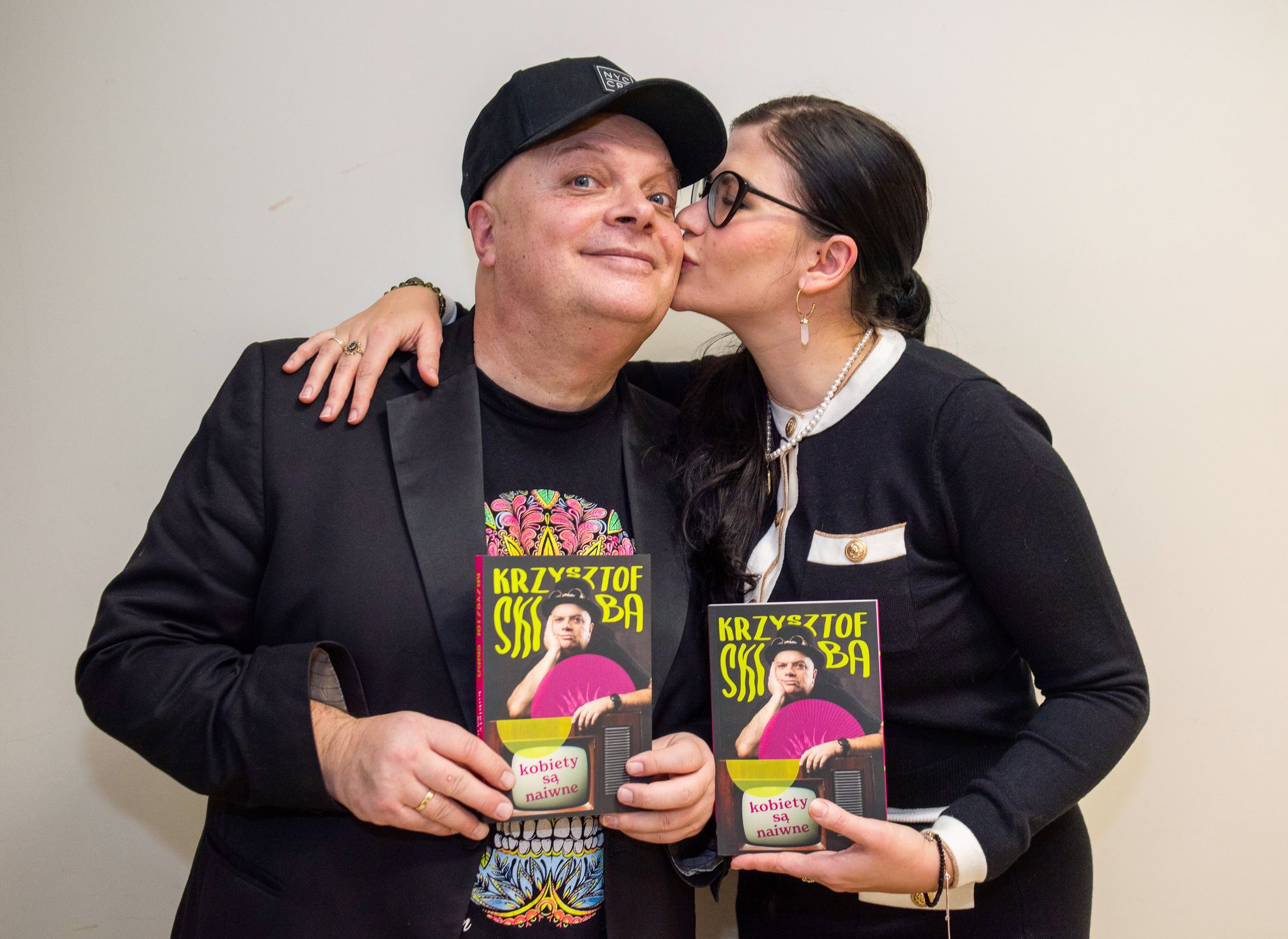 Krzysztof Skiba całuje się z ukochaną na premierze książki 
