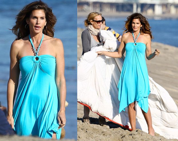 47-letnia Cindy Crawford na plaży! (PIĘKNE ZDJĘCIA)