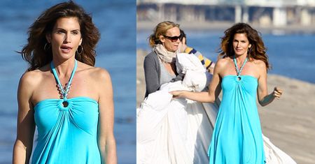 47-letnia Cindy Crawford na plaży! (PIĘKNE ZDJĘCIA)
