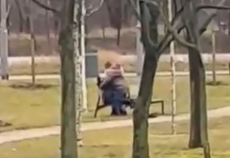 Robili to w biały dzień na ławce w parku. Poznaniacy zgorszeni