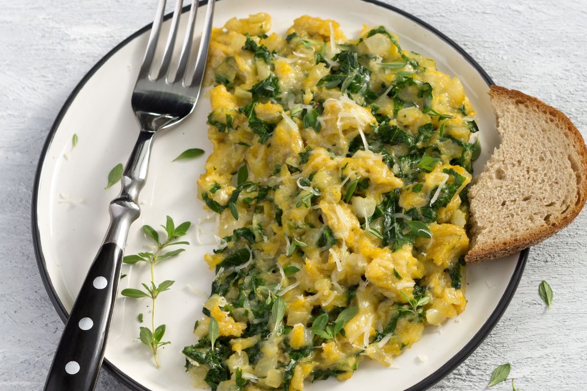 Na śniadanie robię zieloną jajecznicę. Energii starcza mi do obiadu