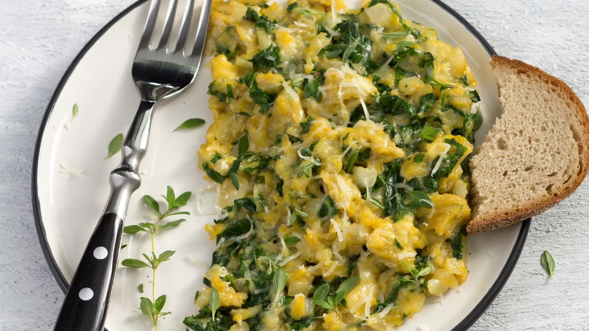 Jajecznica z jarmużem to pomysł na zdrowe śniadanie