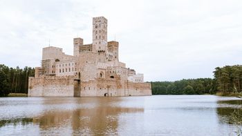 13 najbardziej niesamowitych zamków Wielkopolski. Jeden przerobiono na browar, w drugim straszy Czarna Dama