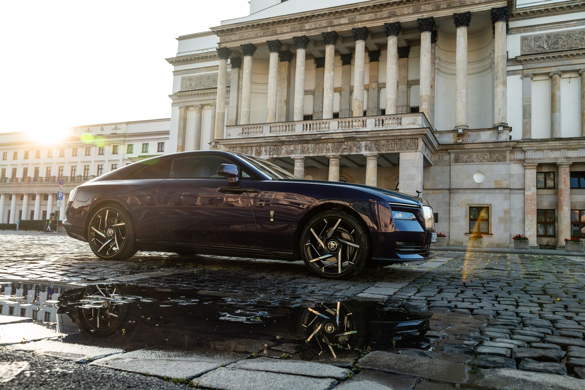 Rolls-Royce rezygnuje z planu pełnej elektryfikacji. V12 pozostanie przy życiu