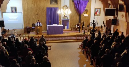 Tłum ludzi do spowiedzi. Ksiądz nie kryje zaskoczenia