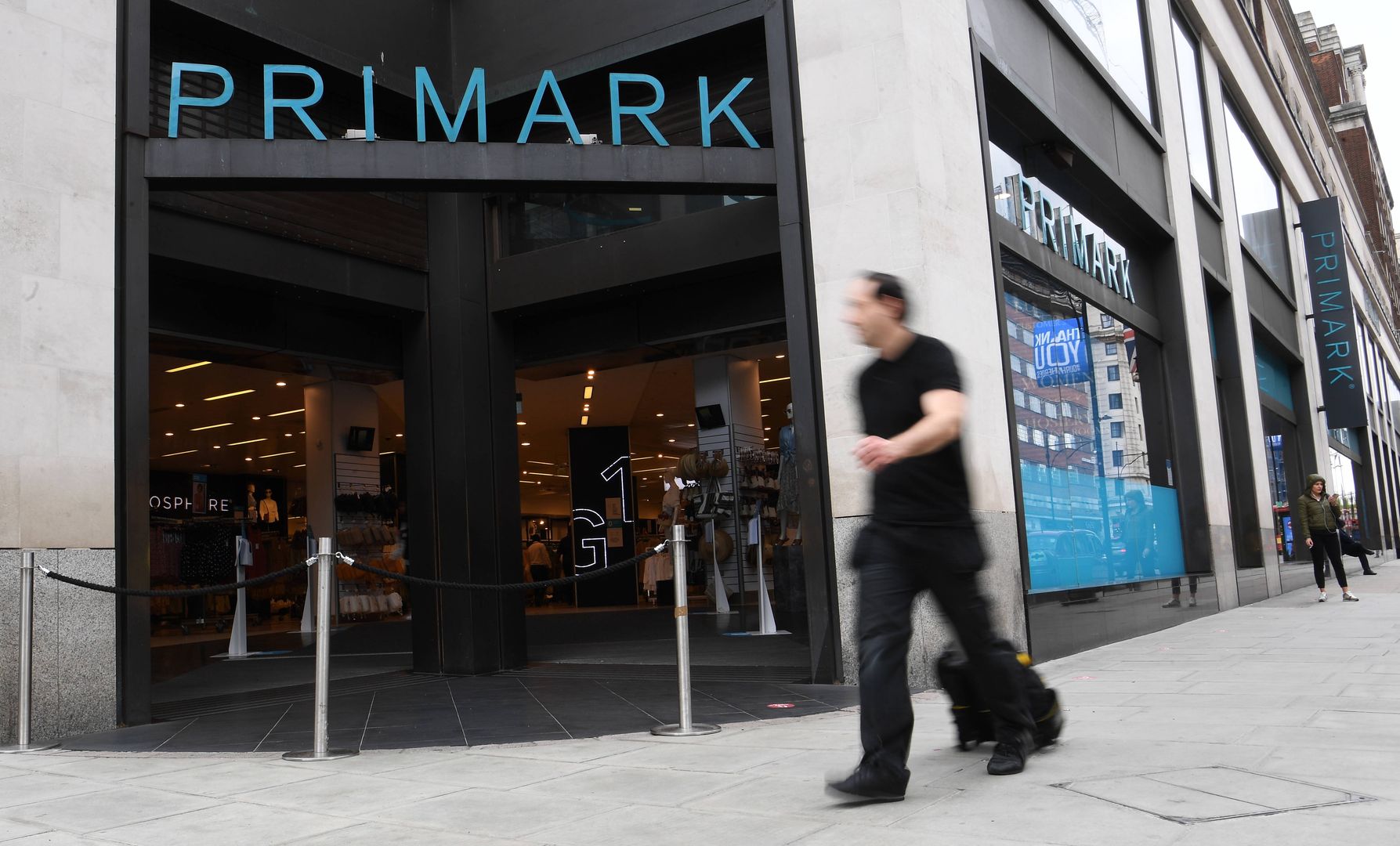 Coronavirus in Britain
epa08522648 Primark in London, Britain, 02 July 2020. 
Retailer Primark has announced that its profits have fallen by two thirds, loosing some ?800 million due to the impact of Coronavirus. British Prime Minister Boris Johnson has changed the two metre distancing rules from two meters to one. Pubs, galleries and cinemas are set to reopen their doors from 04 July. Countries around the world are taking increased measures to stem the widespread of the SARS-CoV-2 coronavirus which causes the Covid-19 disease.  EPA/ANDY RAIN 
Dostawca: PAP/EPA.
ANDY RAIN