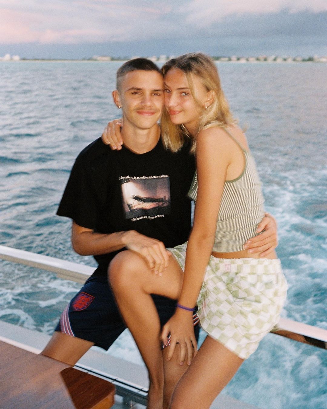 Romeo Beckham z dziewczyną
