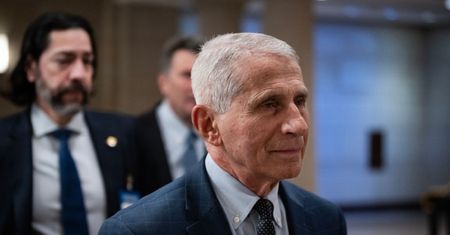 Afera w USA. Słynny naukowiec od koronawirusa i szokująca kwota