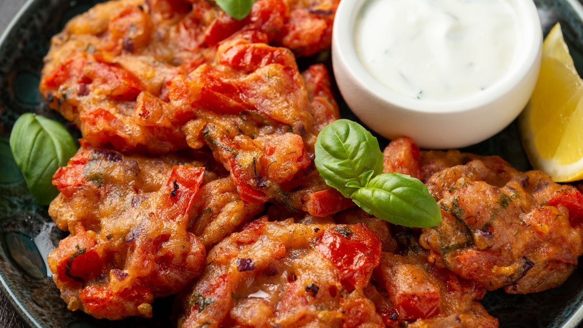 Placki pomidorowe to popularna przekąska na Santorini