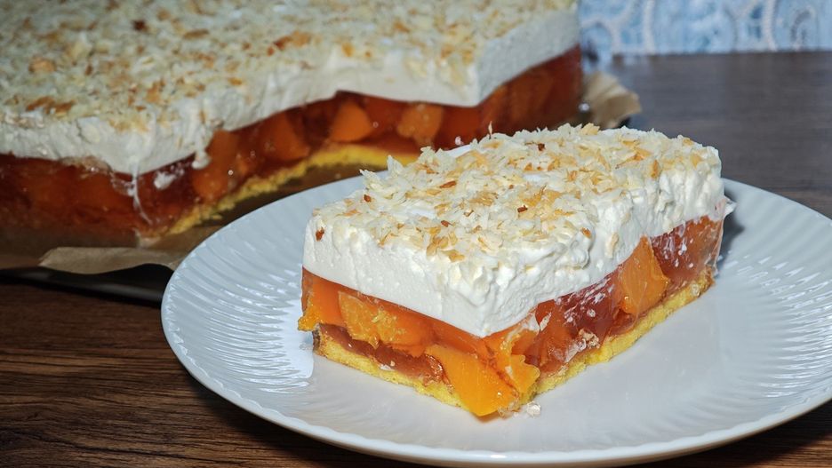 Apricot cake, apricots immersed in peach and orange jelly with sweet cream and a crispy base