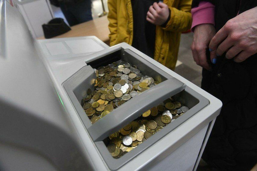 W sytuacji dużych uszkodzeń pieniądze tracą wartość. Uszkodzenia powierzchni od 45 do 75% spowodują spadek wartości banknotu o połowę. Banknoty uszkodzone w stopniu znacznym powyżej 45% powierzchni tracą całkowicie wartość i są niszczone w Narodowym Banku Polskim po 6 miesiącach od wydania decyzji. 