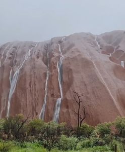Ulewa utworzyła wodospady na górze Uluru. Niezwykłe nagranie z Australii