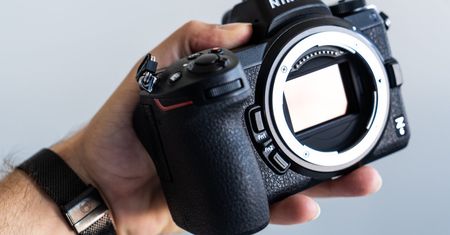 Nikon Z6 i Z7: Nigdy nie zmieniaj obiektywu w ten sposób