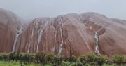 Ulewa utworzyła wodospady na górze Uluru. Niezwykłe nagranie z Australii
