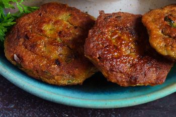 Zapomnij o nudnych mielonych. Te kotleciki to hit, który smakuje jak ukochany fast food Polaków