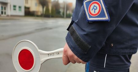 Myśleli, że coś mu się stało. Był tak pijany, że zasnął za kierownicą