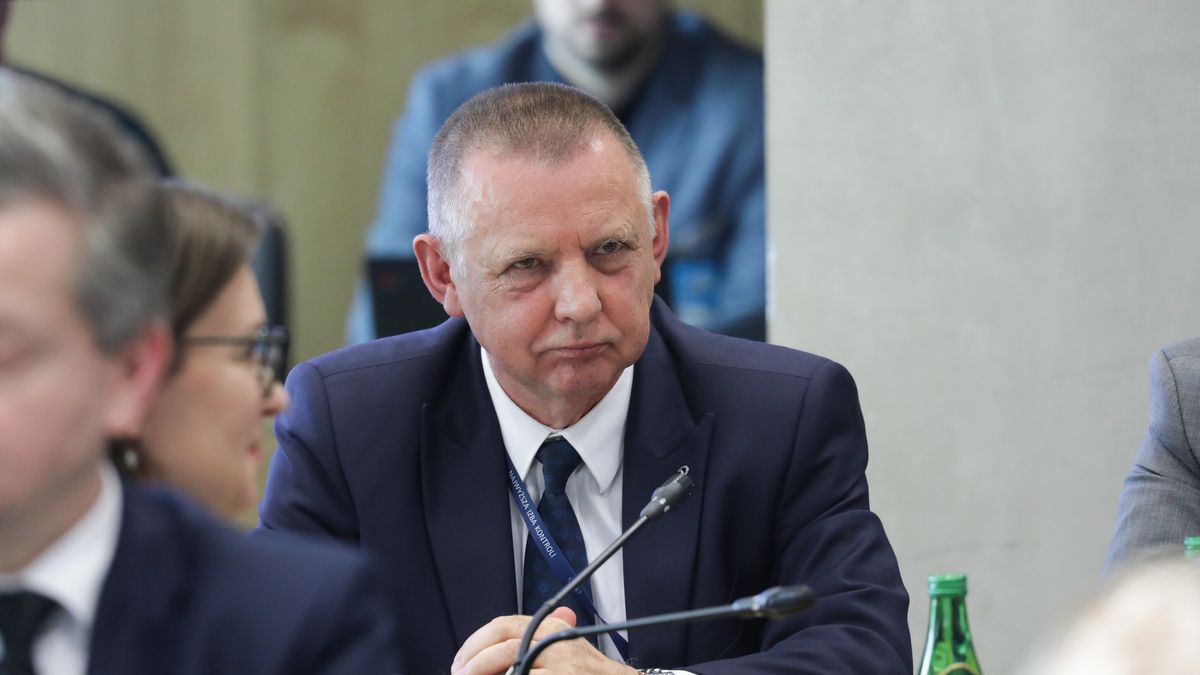 Warszawa, 16.01.2024. Prezes Najwyższej Izby Kontroli Marian Banaś na posiedzeniu komisji Zdrowia w Sejmie w Warszawie, 16 bm. Komisja zajmuje się m.in. rozpatrzeniem informacji Najwyższej Izby Kontroli o wynikach kontroli funkcjonowania Agencji Badań Medycznych. (aldg) PAP/Tomasz Gzell