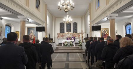Koronawirus w Polsce. Dozowniki z wodą święconą i ofiaromaty. Kościoły w dobie COVID-19