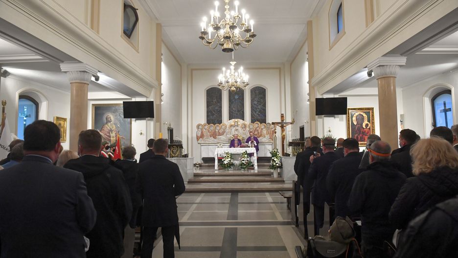 Koronawirus w Polsce. Dozowniki z wodą święconą i ofiaromaty. Kościoły w dobie COVID-19