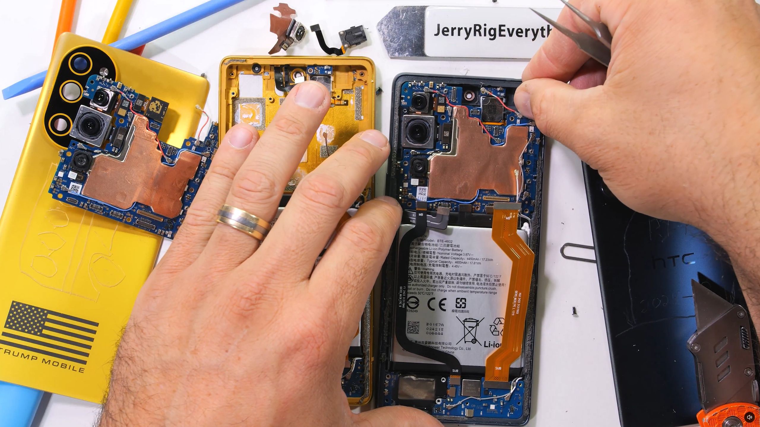 Telefon Trumpa wykorzystuje płytę główną z telefonu HTC