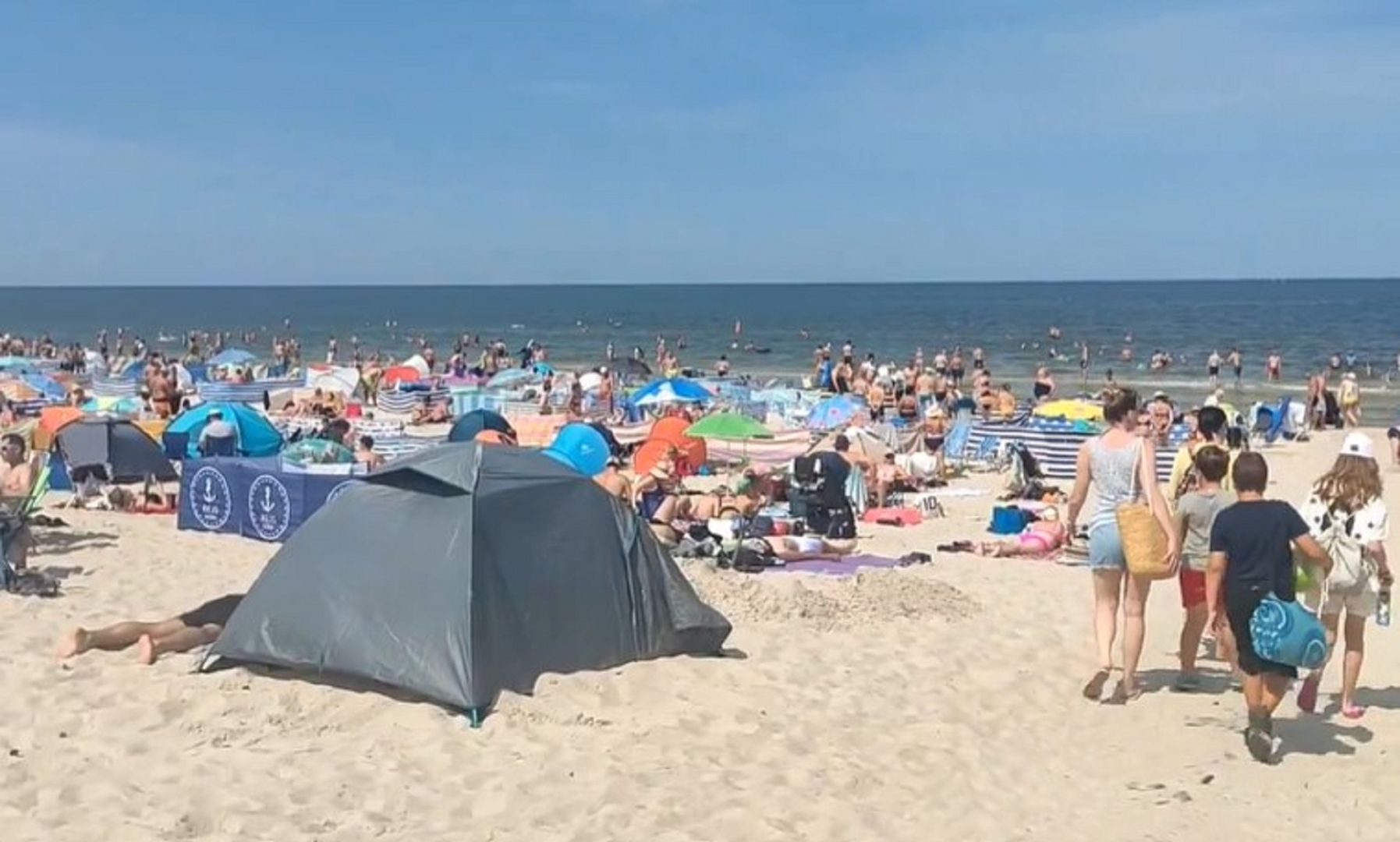 Piątek, godz. 13. Pokazał, co się dzieje na plaży w Łebie