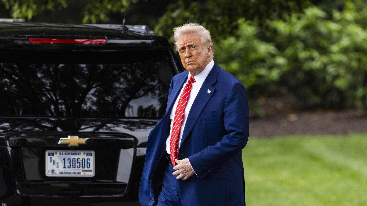 US President Donald Trump walks across the South Lawn as he departs the White House for an event in Pennsylvania in Washington, DC, USA, 30 May 2025. The president didn't answer shouted questions from the media. EPA/JIM LO SCALZO Dostawca: PAP/EPA.
