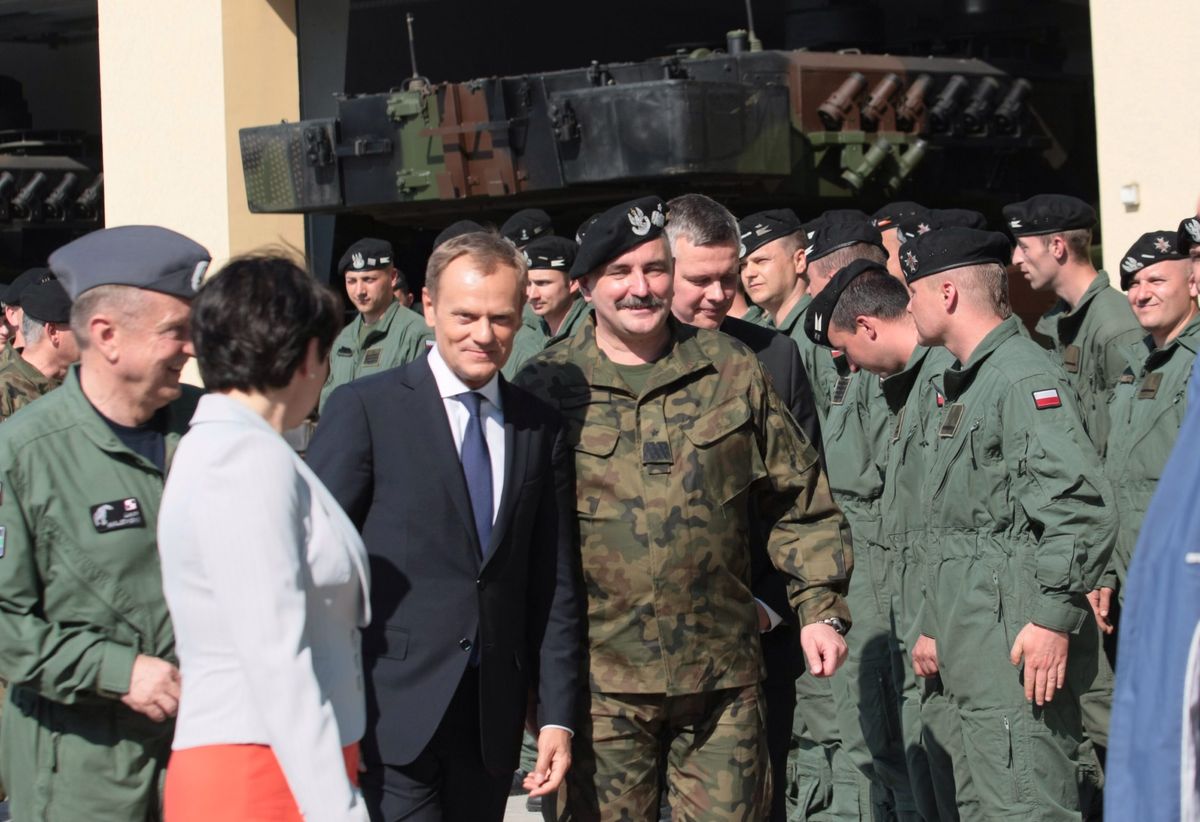 Donald Tusk w 11. Lubuskiej Dywizji Kawalerii Pancernej w Żaganiu 22 maja 2014 roku