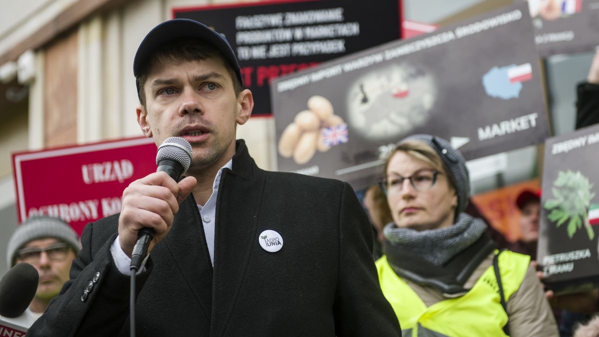 WARSAW, POLAND - 2020/02/18: Michal Kolodziejczak, leader of the Agrounia organization speaks during the protest.Farmers from the organization called Agrounia (Agricultural Union) protested outside the headquarters of UOKiK (Office of Competition and Consumer Protection) and one of Warsaw's Biedronka (Ladybird) store - biggest chain of stores in Poland owned by the Portuguese Jeronimo Martins group. In this way, farmers want to express their opposition to incorrect labelling of fruit and vegetables in stores. (Photo by Attila Husejnow/SOPA Images/LightRocket via Getty Images)