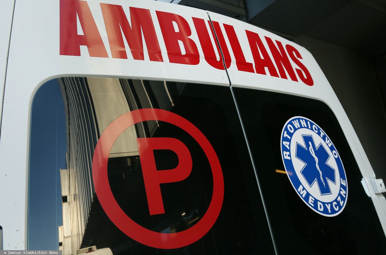 Wypadek pod Siedlcami. Kierowca zakleszczony w aucie