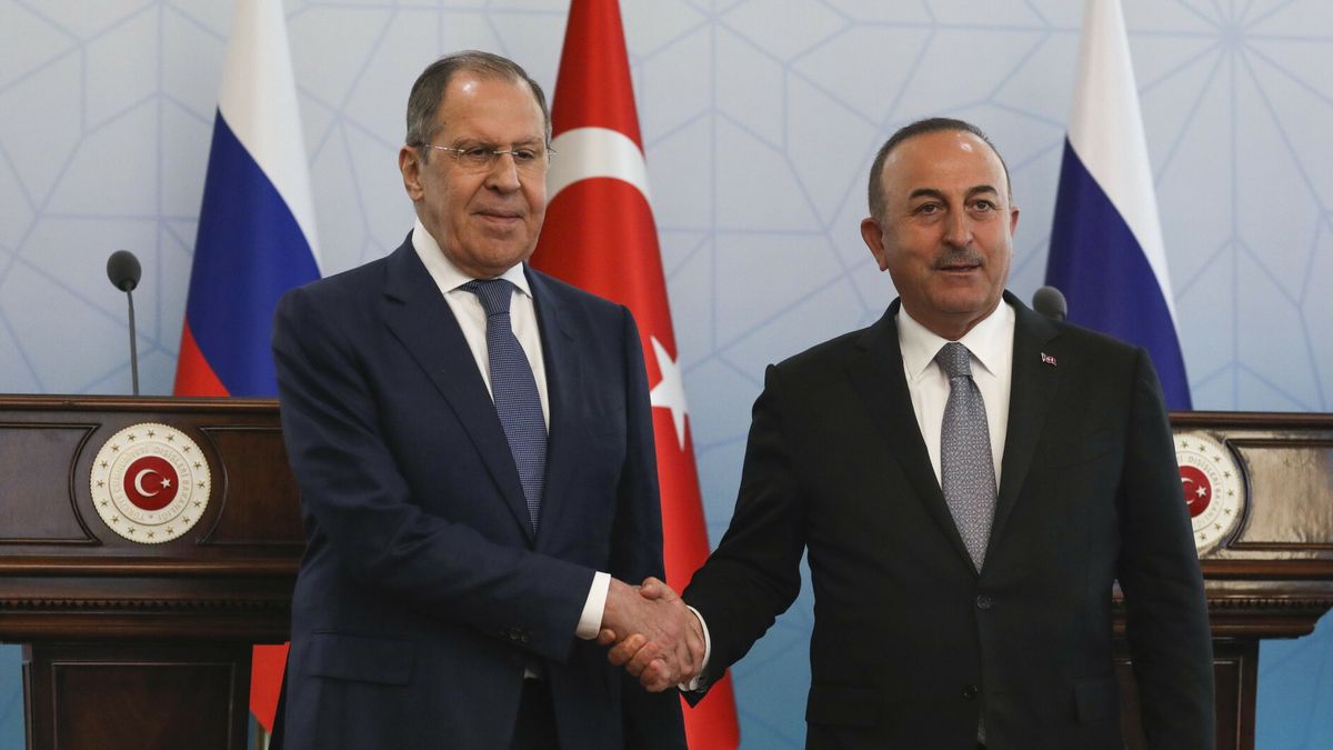 Minister spraw zagranicznych Rosji Siergiej Ławrow i minister spraw zagranicznych Turcji Mevlut Cavusoglu