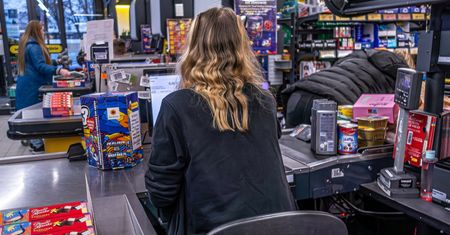 Pracownicy mówią, co przeżywają w grudniu. "Premii właściwie nie ma"