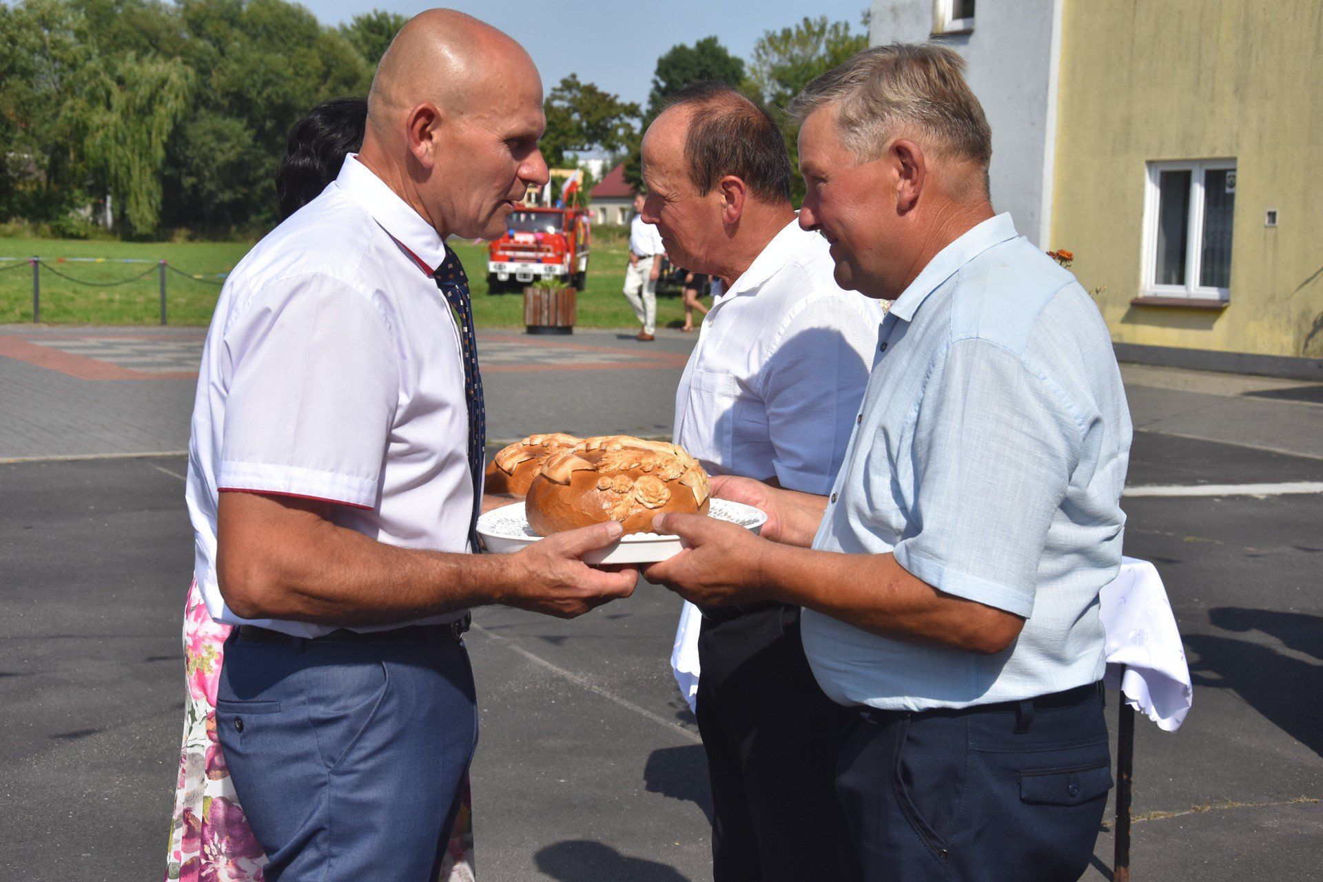 Podczas tradycyjnego obrzędu na ręce burmistrza Teofila Marciniaka i sołtysa Eugeniusza Kaźmierczaka przekazano dożynkowe chleby.