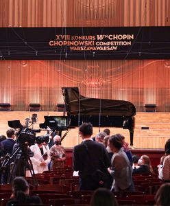 Warszawa. Milczący protest przed Filharmonią Narodową w obronie dzieci na granicy