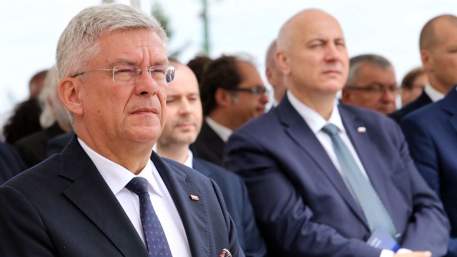 Stanisław Karczewski (po lewej) broni zakupu belgijskich pralinek, na czym przyłapany został Joachim Brudziński.