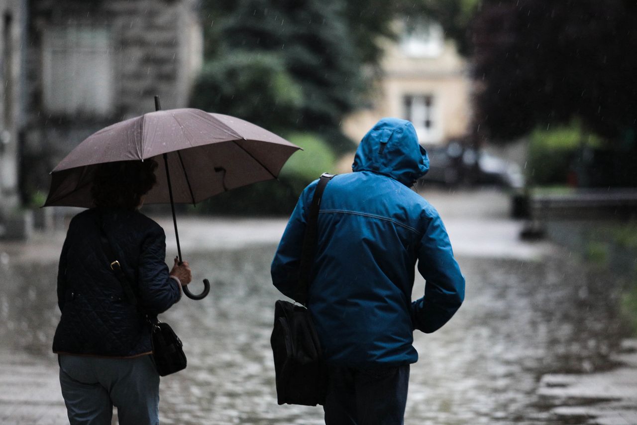 Pogoda. Ulewne deszcze nad Polską. Zalane ulice, szkoły podstawowe