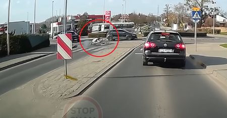 Rowerzysta zagapił się w telefon. Oto finał