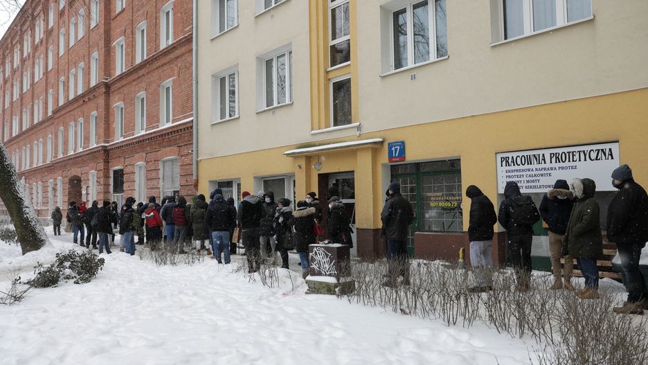 Warszawa. Tłusty Czwartek 2021. Kolejka do pracowni cukierniczej Zagoździński przy ulicy Górczewskiej