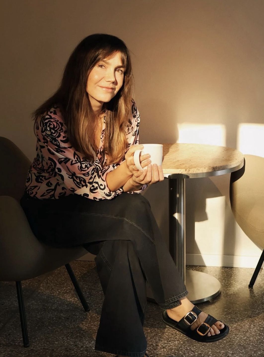 Olga Bołądź w swojej kawiarni 