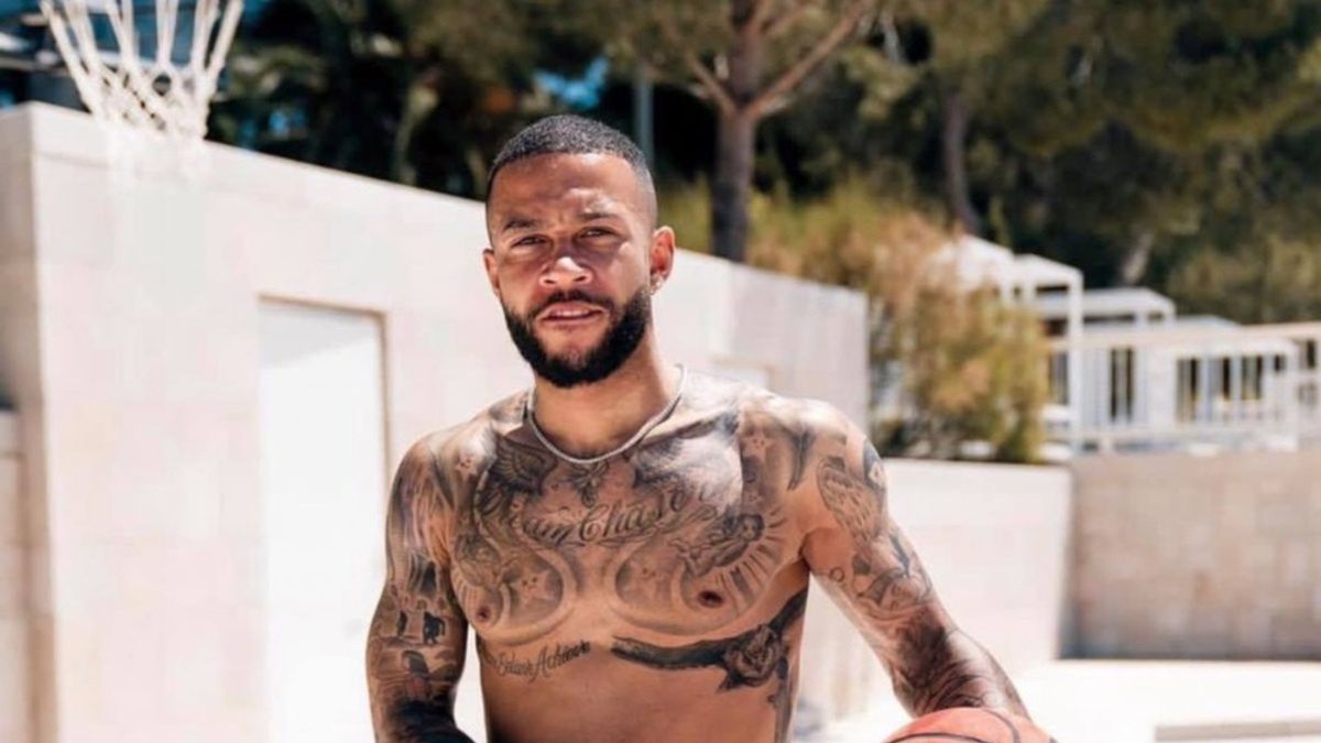 Memphis Depay w czasie gry w koszykówkę