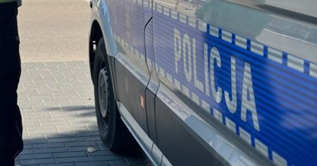 Chwile grozy w Augustowie. Dwulatek wbiegł wprost pod auto