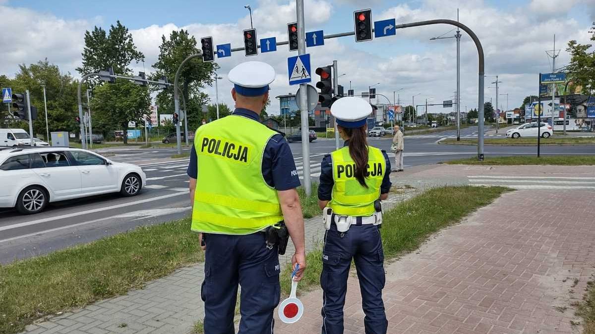 Policja patroluje skrzyżowanie